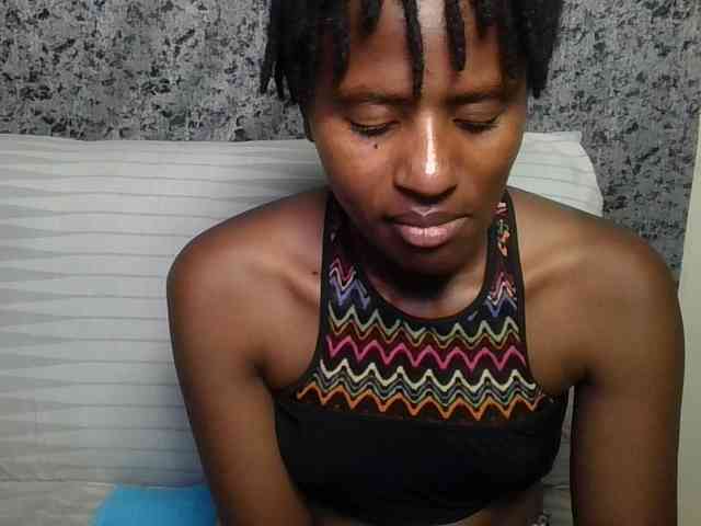 Brunnette-blonde webcam