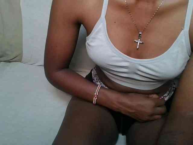 Brunnette-blonde webcam