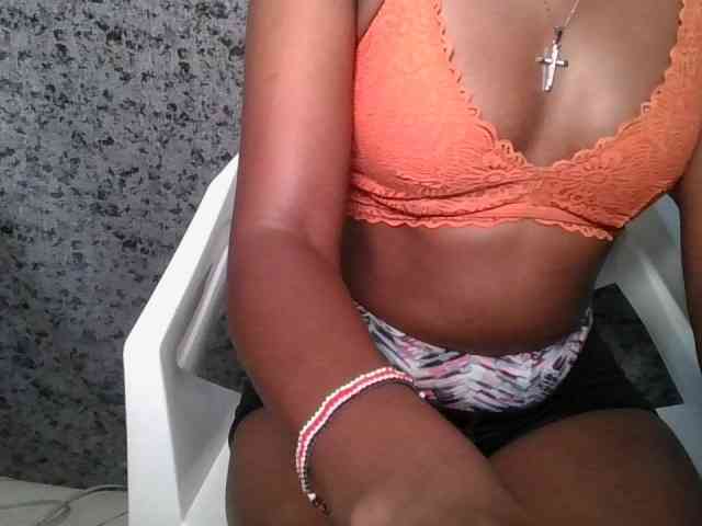 Brunnette-blonde webcam