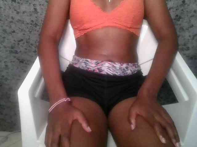 Brunnette-blonde webcam