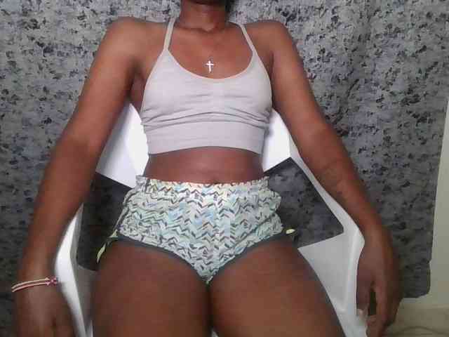 Brunnette-blonde webcam