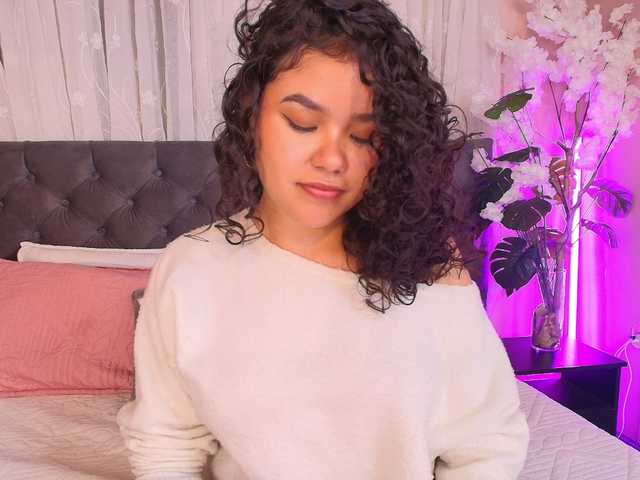 Annie-Pleasure webcam