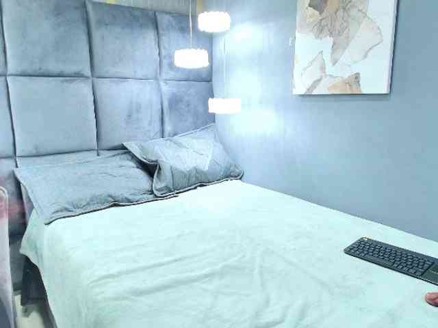 Annie-Pleasure webcam