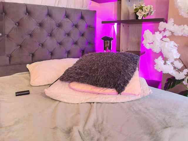 Annie-Pleasure webcam