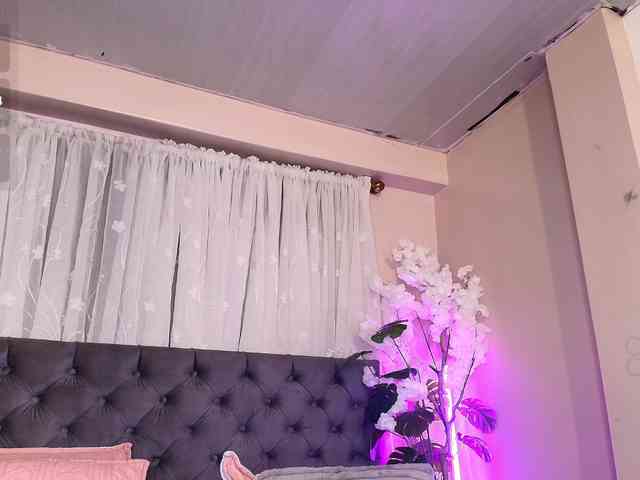 Annie-Pleasure webcam