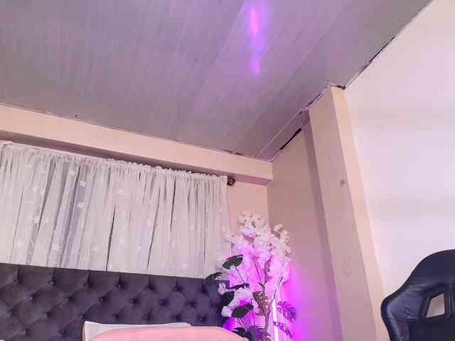 Annie-Pleasure webcam