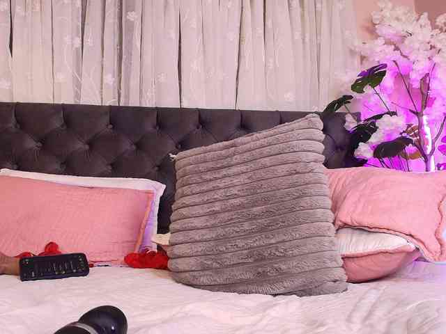 Annie-Pleasure webcam