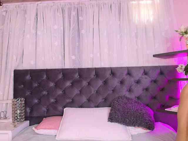 Annie-Pleasure webcam