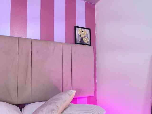 Annie-Pleasure webcam