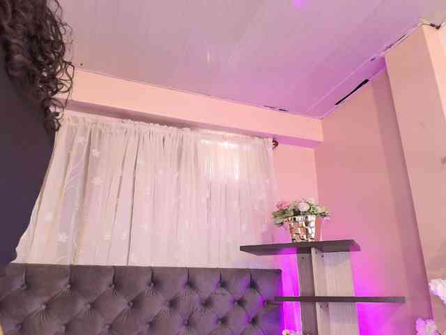 Annie-Pleasure webcam