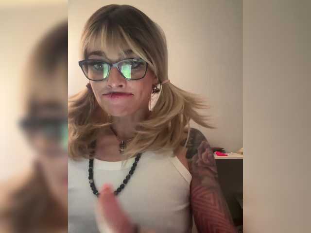 lovebrain's BongaCams show and profile