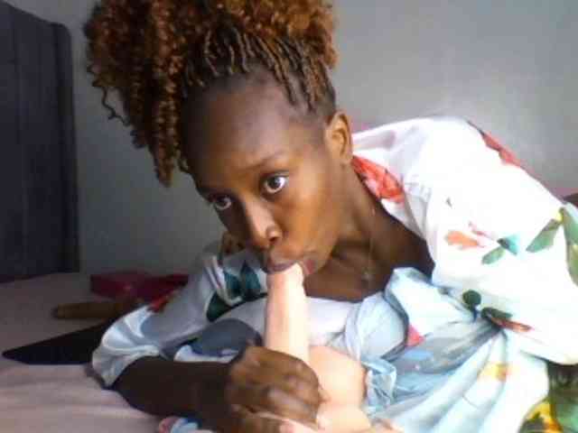 curvypetite001 webcam