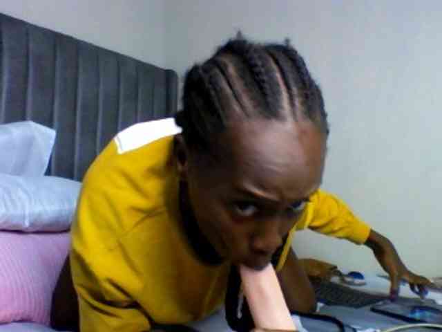 curvypetite001 webcam