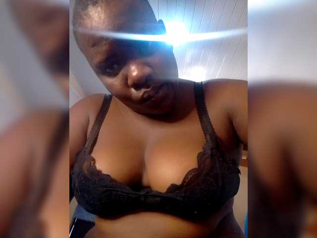 CurvyCrush webcam bongacams model stream image