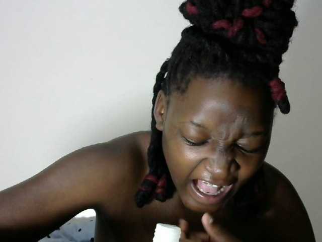 Lovellylara webcam bongacams model stream image