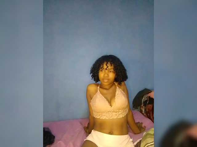 Camilla18's BongaCams show and profile