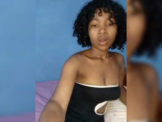 Camilla18's BongaCams show and profile