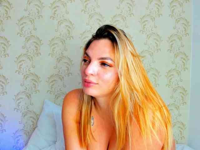 MAHIAMONTENEGRO webcam