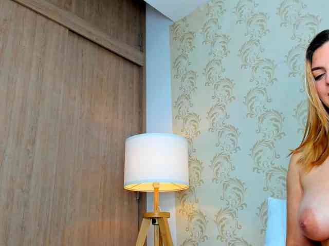 MAHIAMONTENEGRO webcam