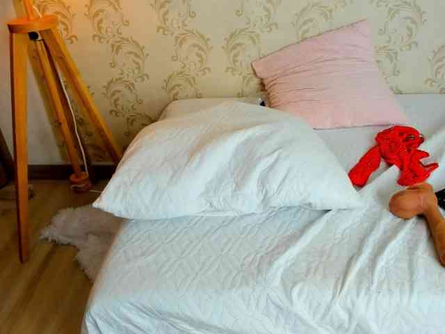 MAHIAMONTENEGRO webcam