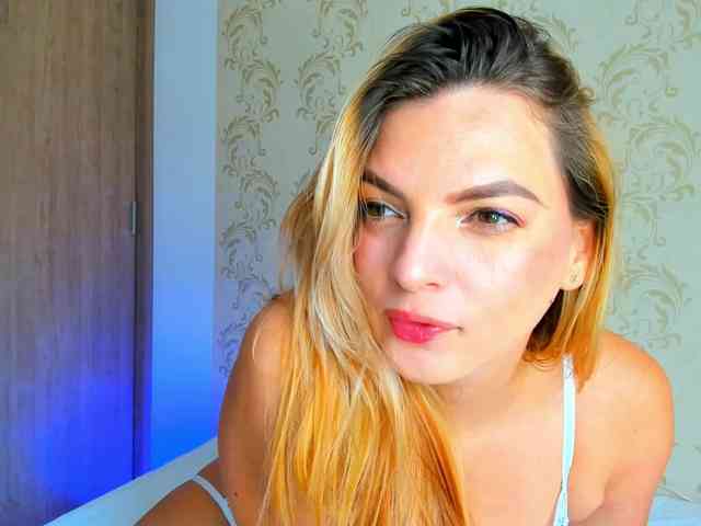 MAHIAMONTENEGRO webcam