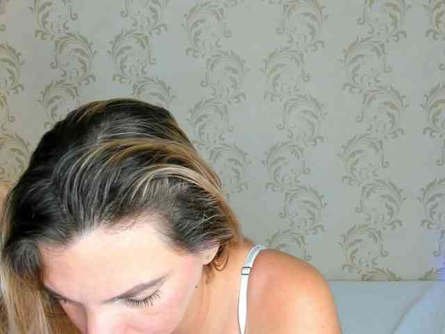 MAHIAMONTENEGRO webcam