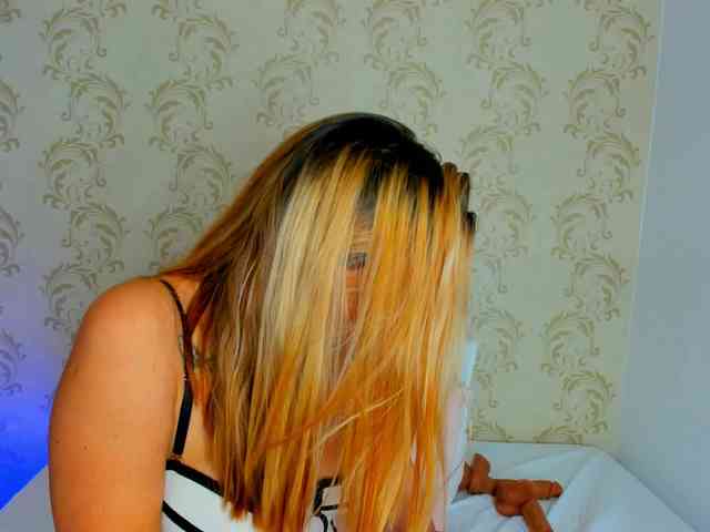 MAHIAMONTENEGRO webcam