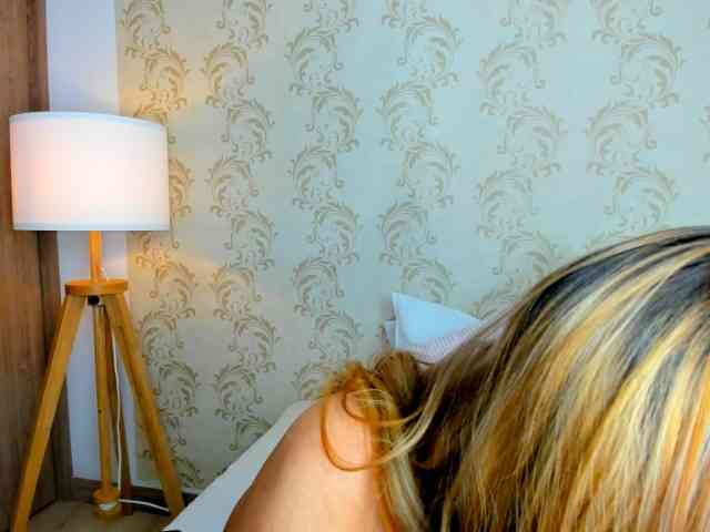 MAHIAMONTENEGRO webcam