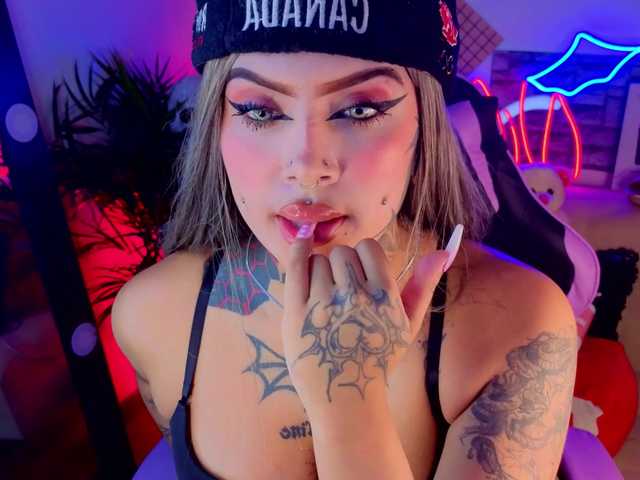 Nikiniki001's BongaCams show and profile