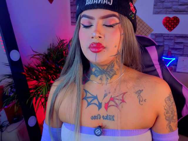 Nikiniki001's BongaCams show and profile