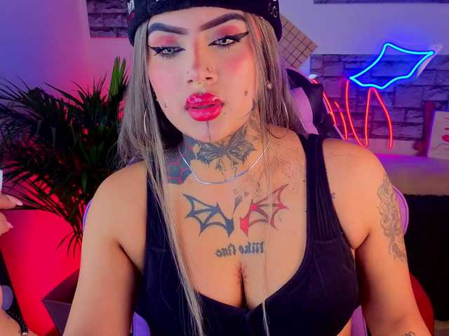 Nikiniki001's BongaCams show and profile