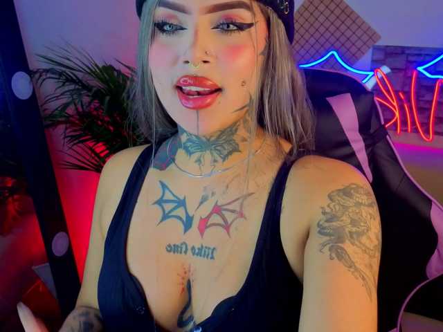 Nikiniki001's BongaCams show and profile