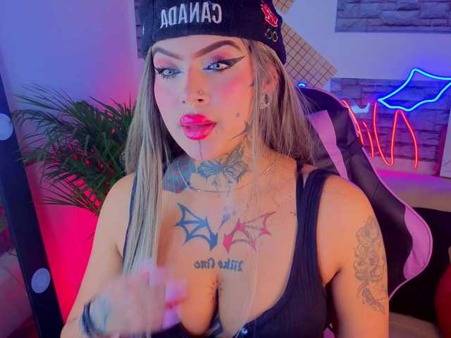 Nikiniki001's BongaCams show and profile