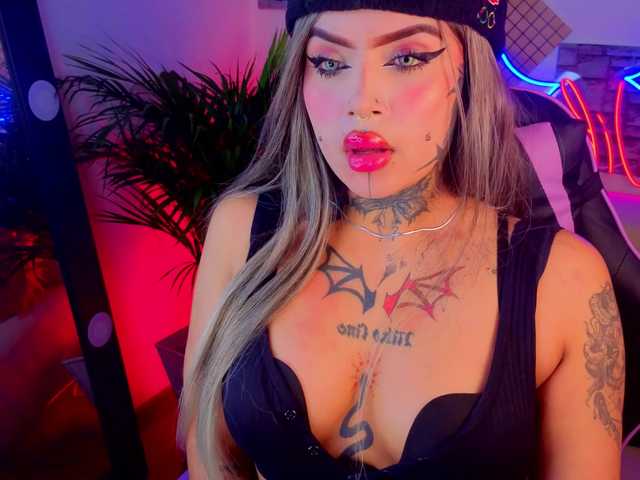 Nikiniki001's BongaCams show and profile