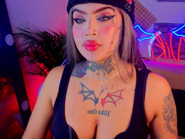 Nikiniki001's BongaCams show and profile