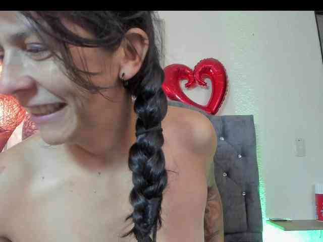 daenerys-11 Live Webcam on BongaCams