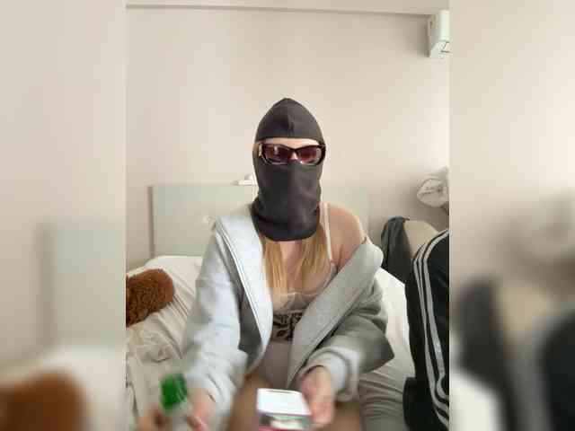 1miumiumiu1 Live Webcam on BongaCams