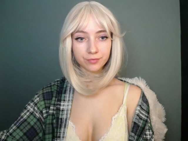 LuciaGlow's BongaCams show and profile