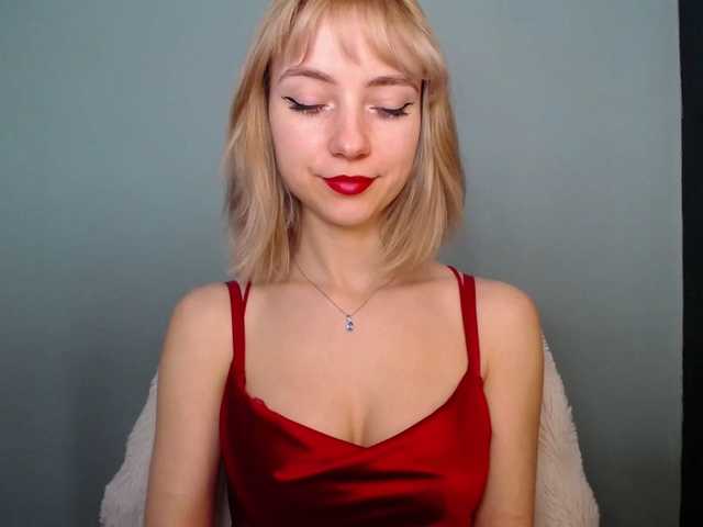 LuciaGlow's BongaCams show and profile