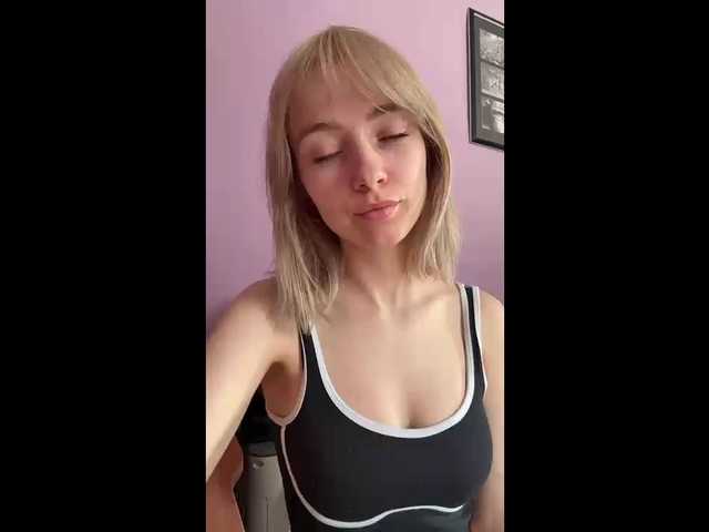 LuciaGlow's BongaCams show and profile