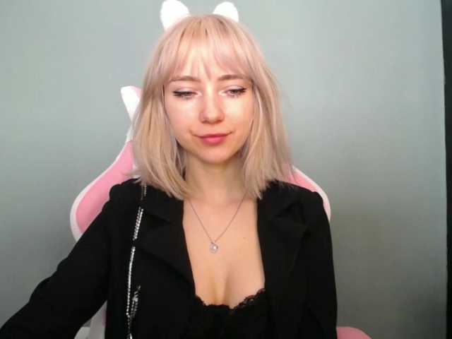 LuciaGlow's BongaCams show and profile