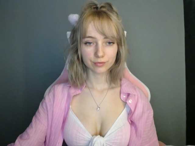LuciaGlow's BongaCams show and profile
