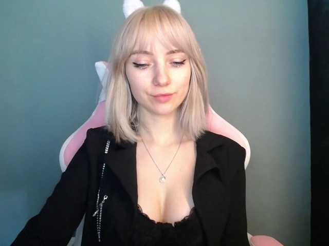 LuciaGlow's BongaCams show and profile