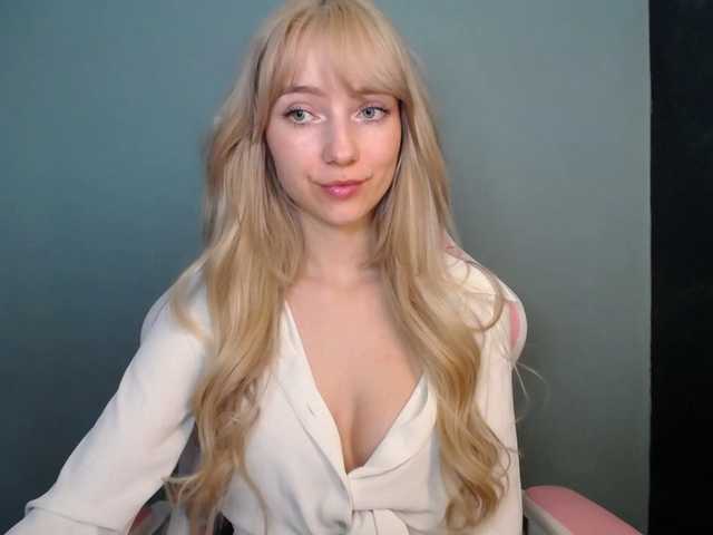 LuciaGlow's BongaCams show and profile