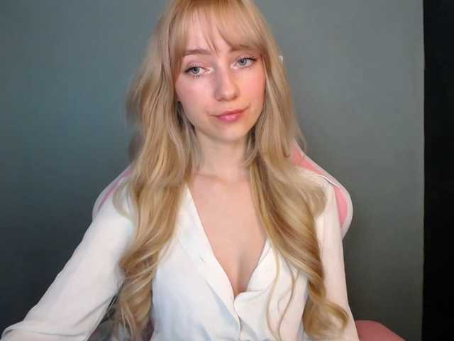 LuciaGlow's BongaCams show and profile