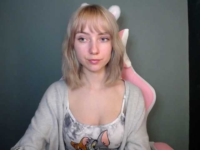 LuciaGlow's BongaCams show and profile