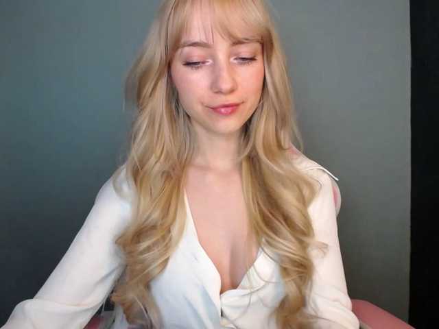 LuciaGlow's BongaCams show and profile