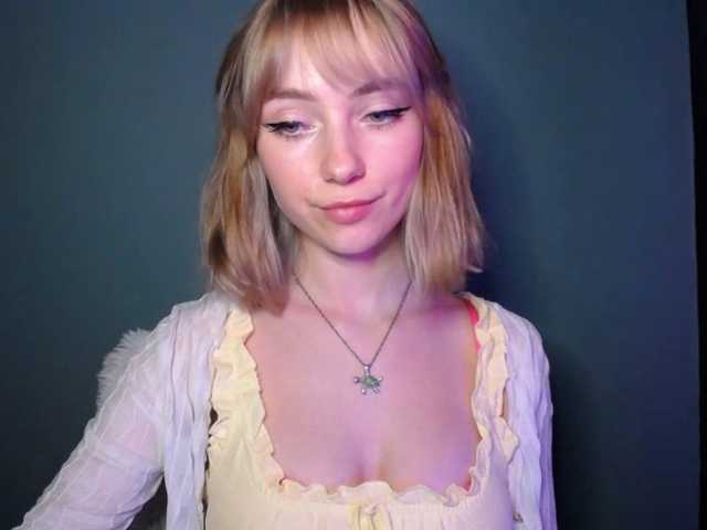 LuciaGlow's BongaCams show and profile