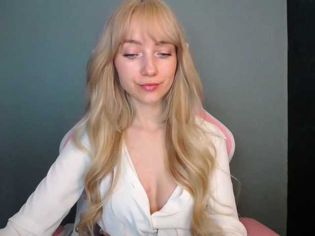 LuciaGlow's BongaCams show and profile