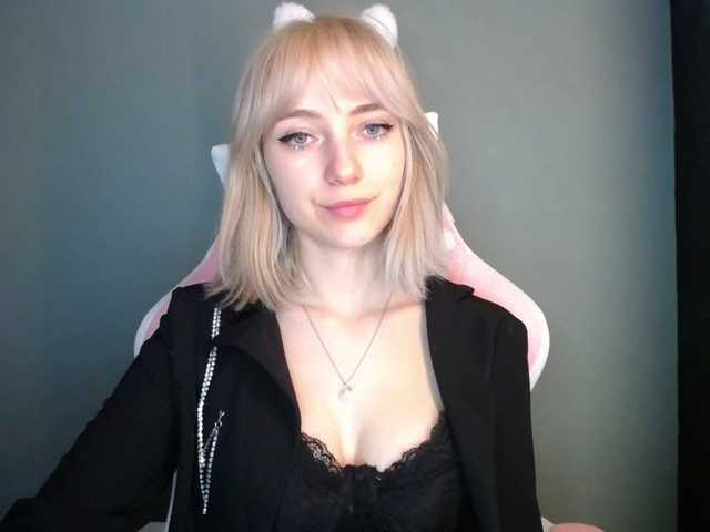 LuciaGlow's BongaCams show and profile